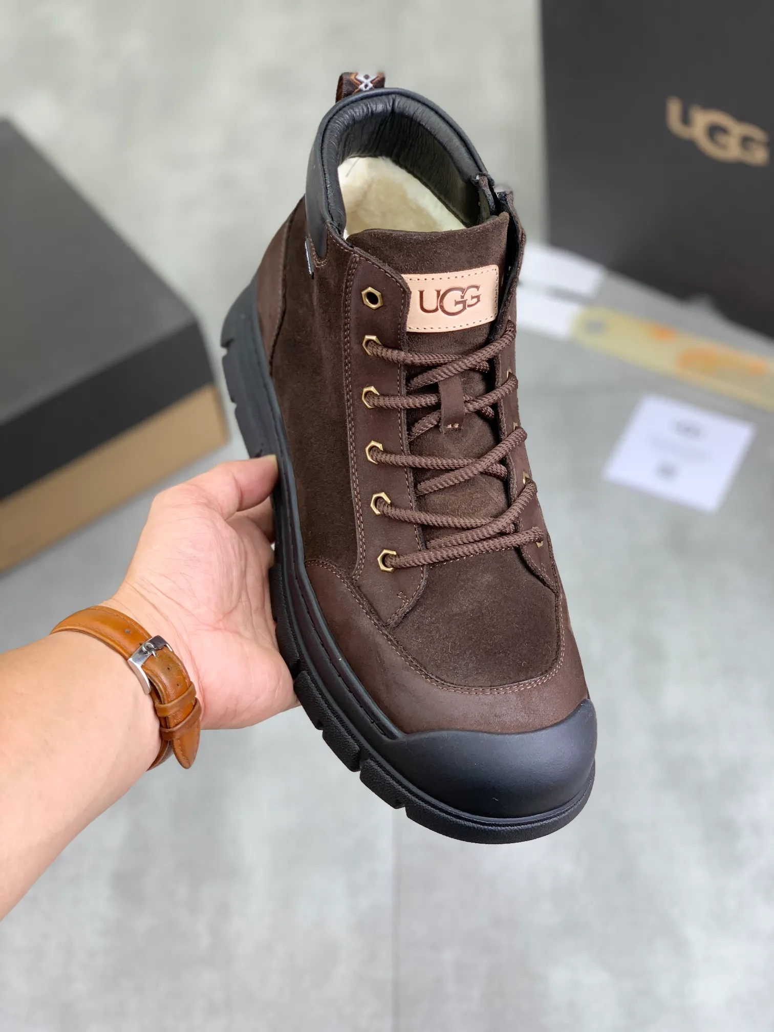 Men's Men's Shoes P620 [New Style] 💰 🆘 "Real Wool" [UGG] 👉 Popular men's shoes official website synchronization 🔰 Genuine quality [proud] is not comparable to the imitations in the general market 🌀 The upper is imported Italian frosted cowhide, and the lining: foot pad 🅰️ grade 🐑 real wool 👻 Only Grade A can show the effect The hand feels smooth and delicate 🔱The shoe shape is grand, only genuine factories can do it 🎄The perfect toughness of the original outsole 👻⬛️ can allow customers to say goodbye to one-time consumption. Real wool lining, super warm. Available in black or brown. Size: 38-44